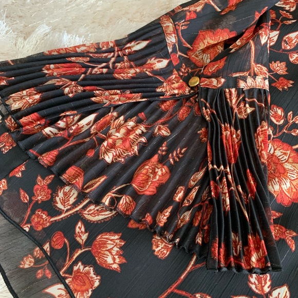 Chico’s top. Size 1 (8-10 M). Black base with rust floral print. Pretty pleats! - Picture 3 of 6